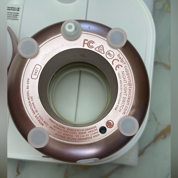 Tao Clean facial brush in Rose Gold with 2 brush attachments never used - Picture 9 of 12